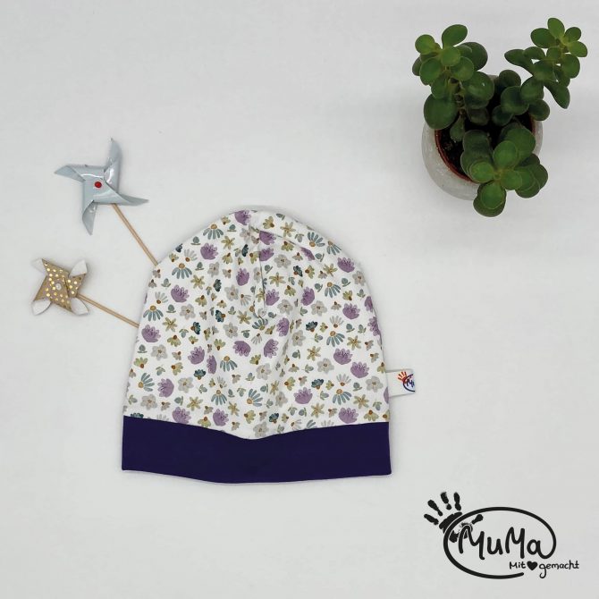 Beanie mit Bund - Bio-Jersey Blumen Weiss mit Bund lila